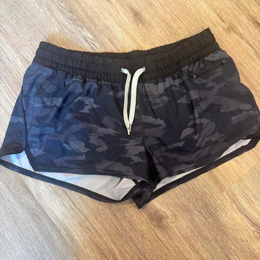 Vuori black camo shorts LARGE